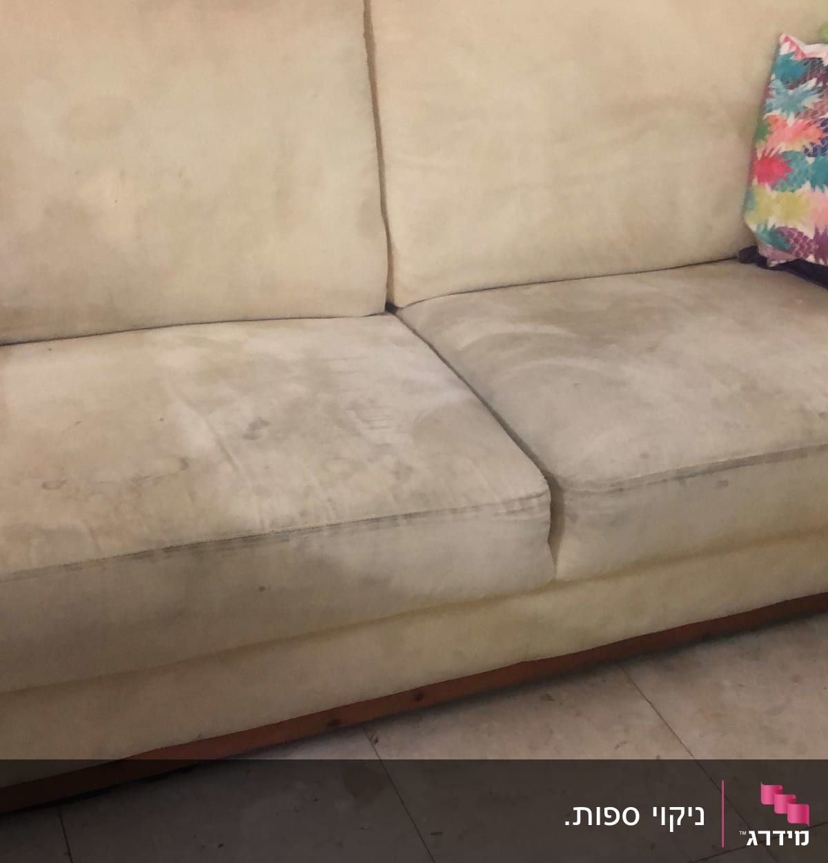 ספה מלוכלכת עם כתמים כהים על הריפוד